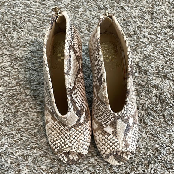 Vince Camuto, Snakeskin Peep Toe Bootie size 5.5 - Picture 3 of 11